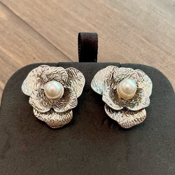 𝅺FLOWER with faux pearls post earrings - Picture 1 of 4